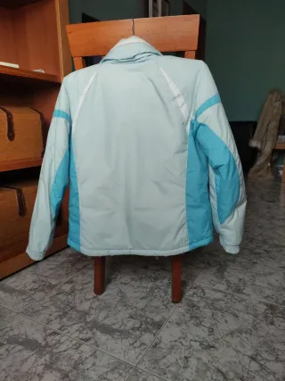 Chaqueta deportiva azul y blanca COLUMBIA