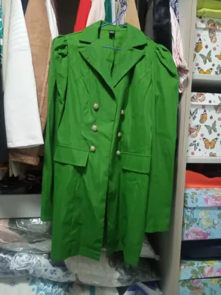 Chaqueta verde con botones dorados
