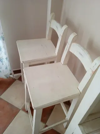 2 Taburetes de madera blanco/crema envejecido