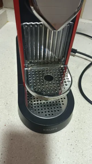 Cafetera Krups Roja y porta capsulas de acero inox