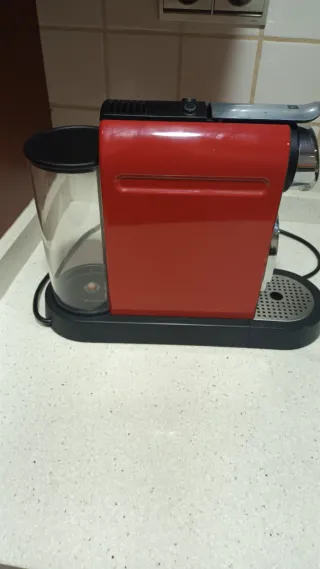 Cafetera Krups Roja y porta capsulas de acero inox