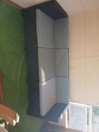 Sofá de terraza modular negro y cojines gris