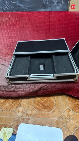 Flightcase para una Mesa Mezclas y 2 Controladores