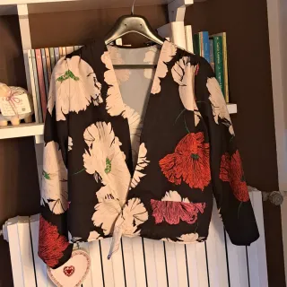 Blusa sartoriale fantasia fiori fondo nero