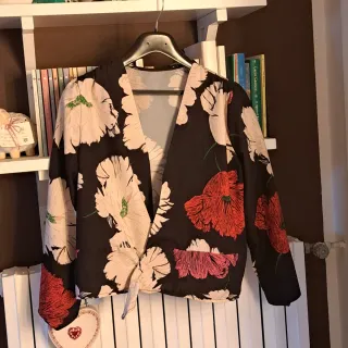 Blusa sartoriale fantasia fiori fondo nero
