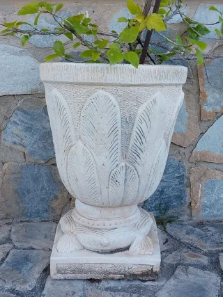 Macetero de piedra beige con diseño