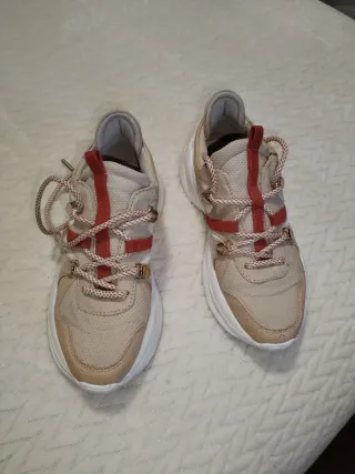 Zapatillas Beige y rojas de parfois