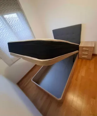 Canapé a ribalta di grande capacità in legno di buona qualità, ideale per uno spazio extra a casa.