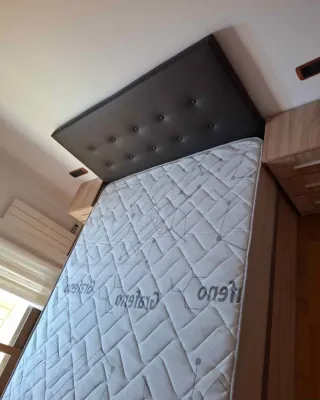 Canapé a ribalta di grande capacità in legno di buona qualità, ideale per uno spazio extra a casa.