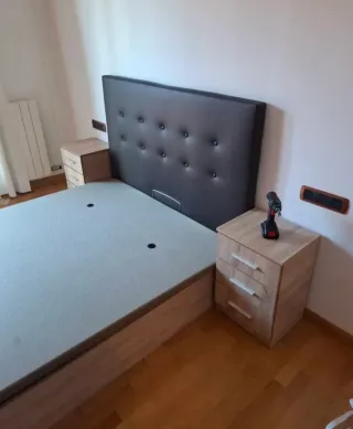 Canapé a ribalta di grande capacità in legno di buona qualità, ideale per uno spazio extra a casa.