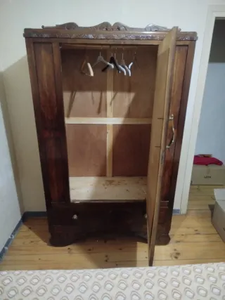 Dormitorio antiguo de madera con somier, colchón..