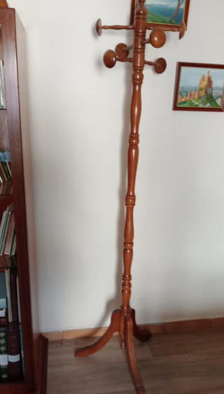 Perchero de madera estilo clásico