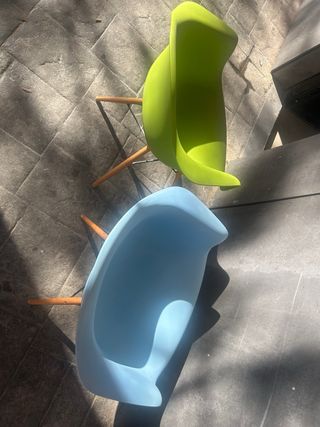 Sillas de diseño azul y verde