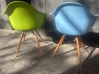 Sillas de diseño azul y verde