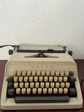 Máquina de escribir Adler Gabriele 25