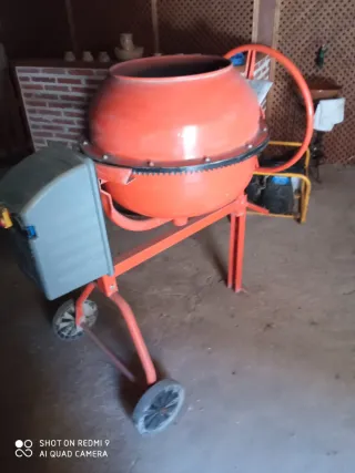 Hormigonera pequeña naranja