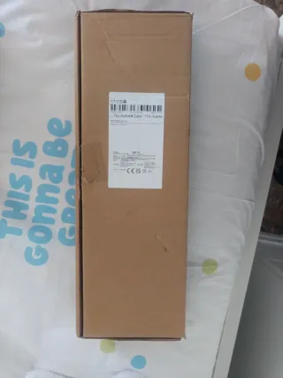 Ukelele infantil blanco con diseño corazón.