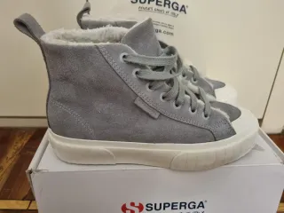 Zapatillas Superga grises y blancas