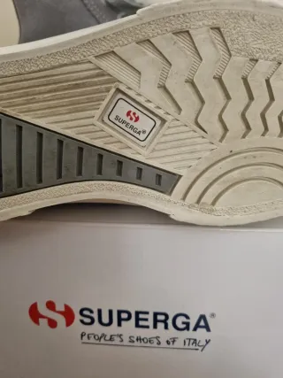 Zapatillas Superga grises y blancas