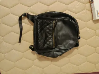 Mochila negra acolchada con bolsillo frontal