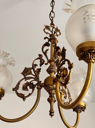 Lámpara de techo dorada clásica