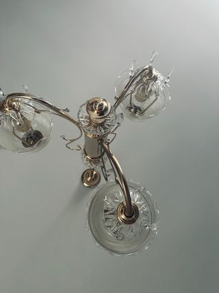 Lámpara de salón o habitación dorada