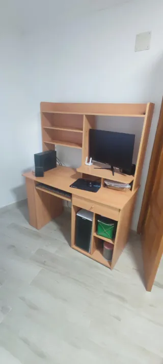 Scrivania in legno con scaffali