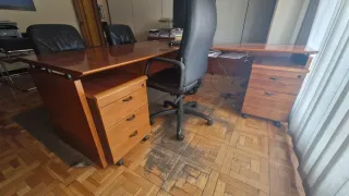 Mesa de despacho y sillas de oficina