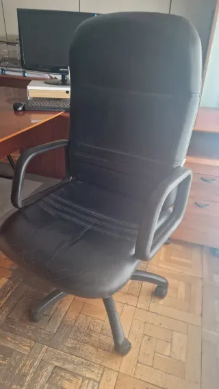 Mesa de despacho y sillas de oficina