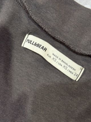 Top gris de cuello alto