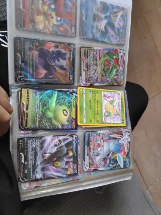 Álbum pequeño de cartas Pokémon
