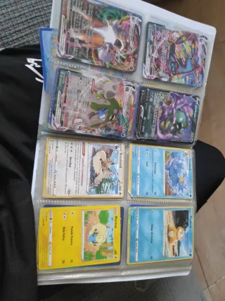 Álbum pequeño de cartas Pokémon