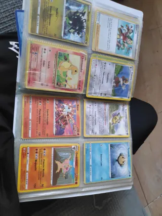 Álbum pequeño de cartas Pokémon