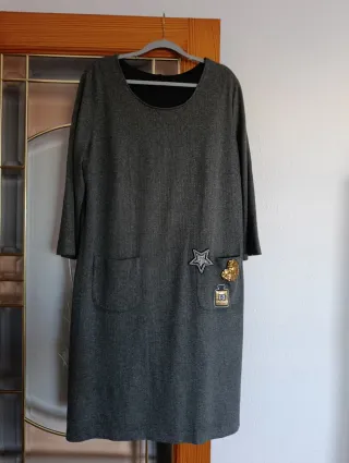 Vestido gris con parches