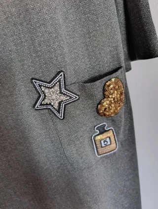 Vestido gris con parches