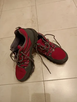 Zapatillas de montaña grises y rojas
