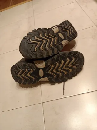 Zapatillas de montaña grises y rojas