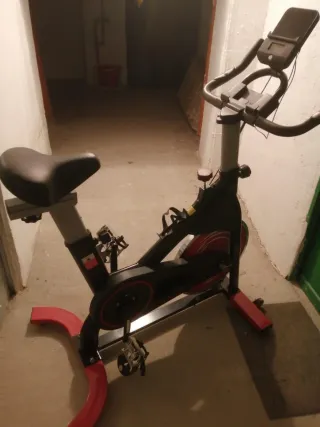 Bicicleta de Spinning Negra y Roja