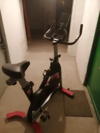 Bicicleta de Spinning Negra y Roja