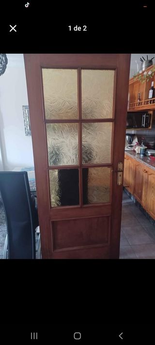 Puerta de madera con cristal