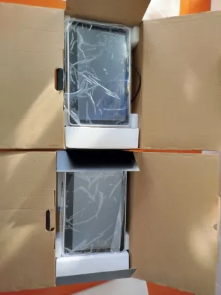 Se venden NUEVAS A ESTRENAR 2 pantallas para coche