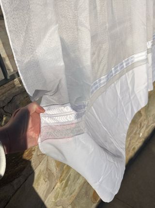 Cortina blanca de tela