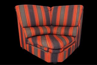 Sofá chaise longue de tela a rayas, muy cómodo.