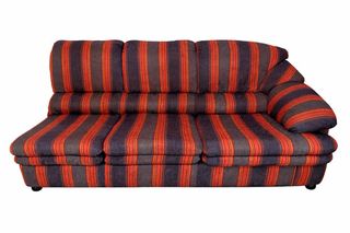 Sofá chaise longue de tela a rayas, muy cómodo.