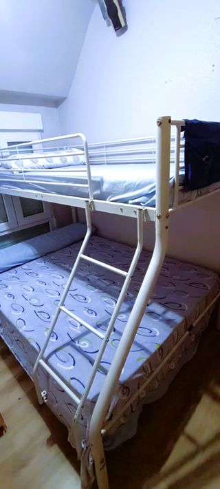 Cama litera metálica blanca 135cm abajo 90cm arrib