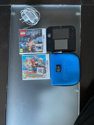 Nintendo 2DS Nera + Custodia Blu + 2 Giochi
