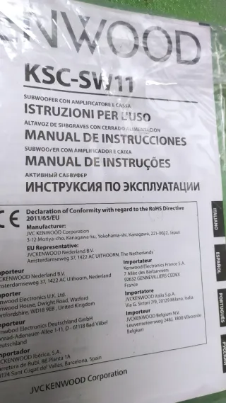 Subwoofer Kenwood compacto para coche.