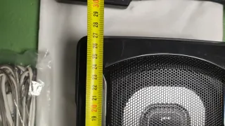 Subwoofer Kenwood compacto para coche.