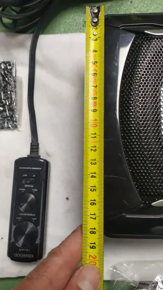 Subwoofer Kenwood compacto para coche.