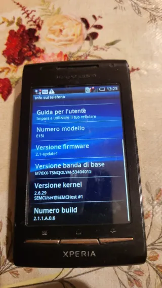 Sony Ericsson Xperia nero con scheda sd da 2 gb